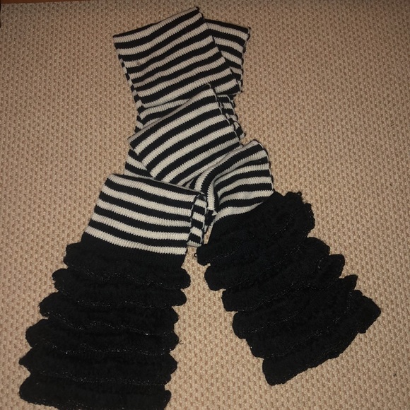 Fabulous Betsy Johnson hat and scarf - Picture 4 of 5